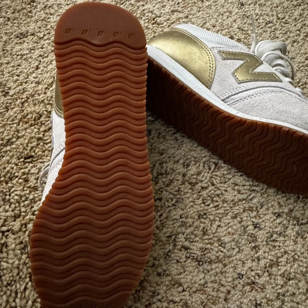 New Balance Kids Cream Sneakers with Gold Logo - Picture 2 of 3